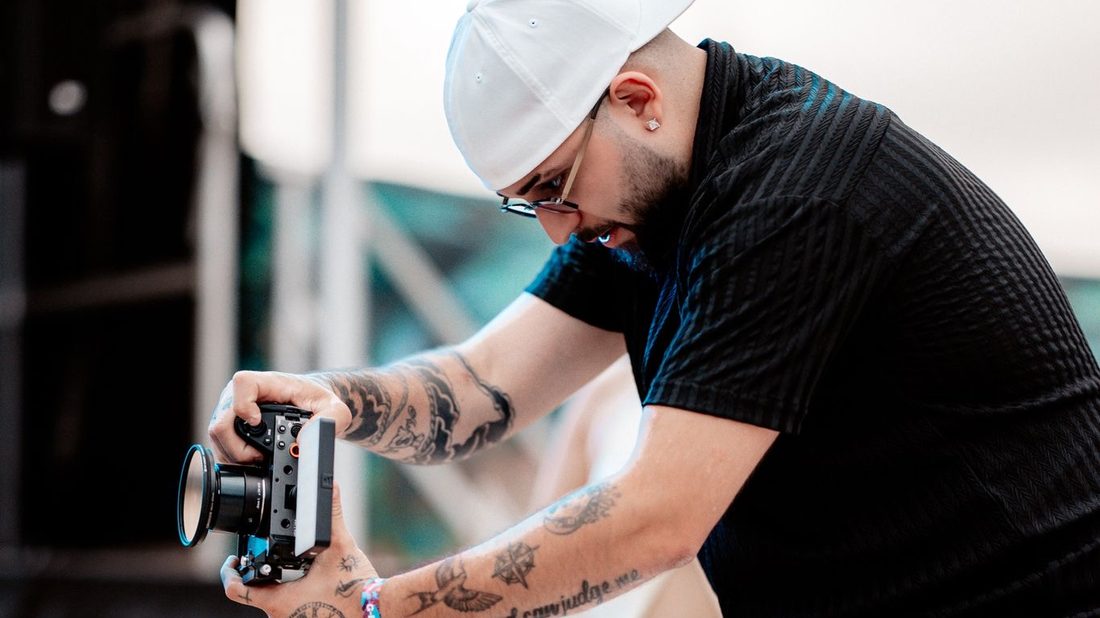 Vincenzo beim Dreh auf einem Festival